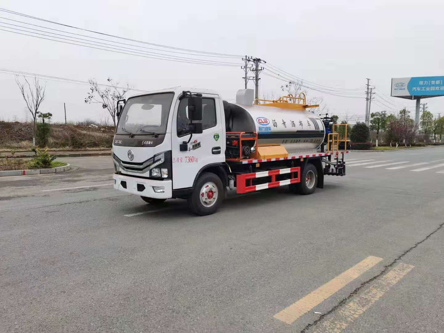 國(guó)六東風(fēng)小多利卡4方智能瀝青灑布車(chē)