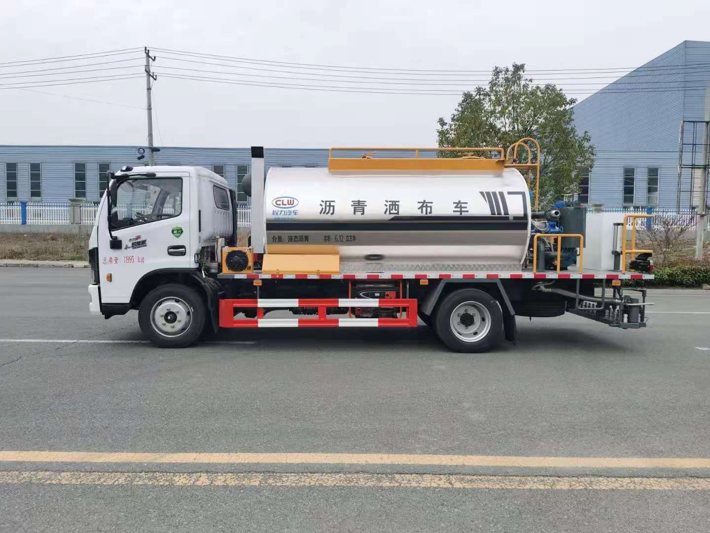 國(guó)六東風(fēng)多利卡6.5方瀝青灑布車(chē)