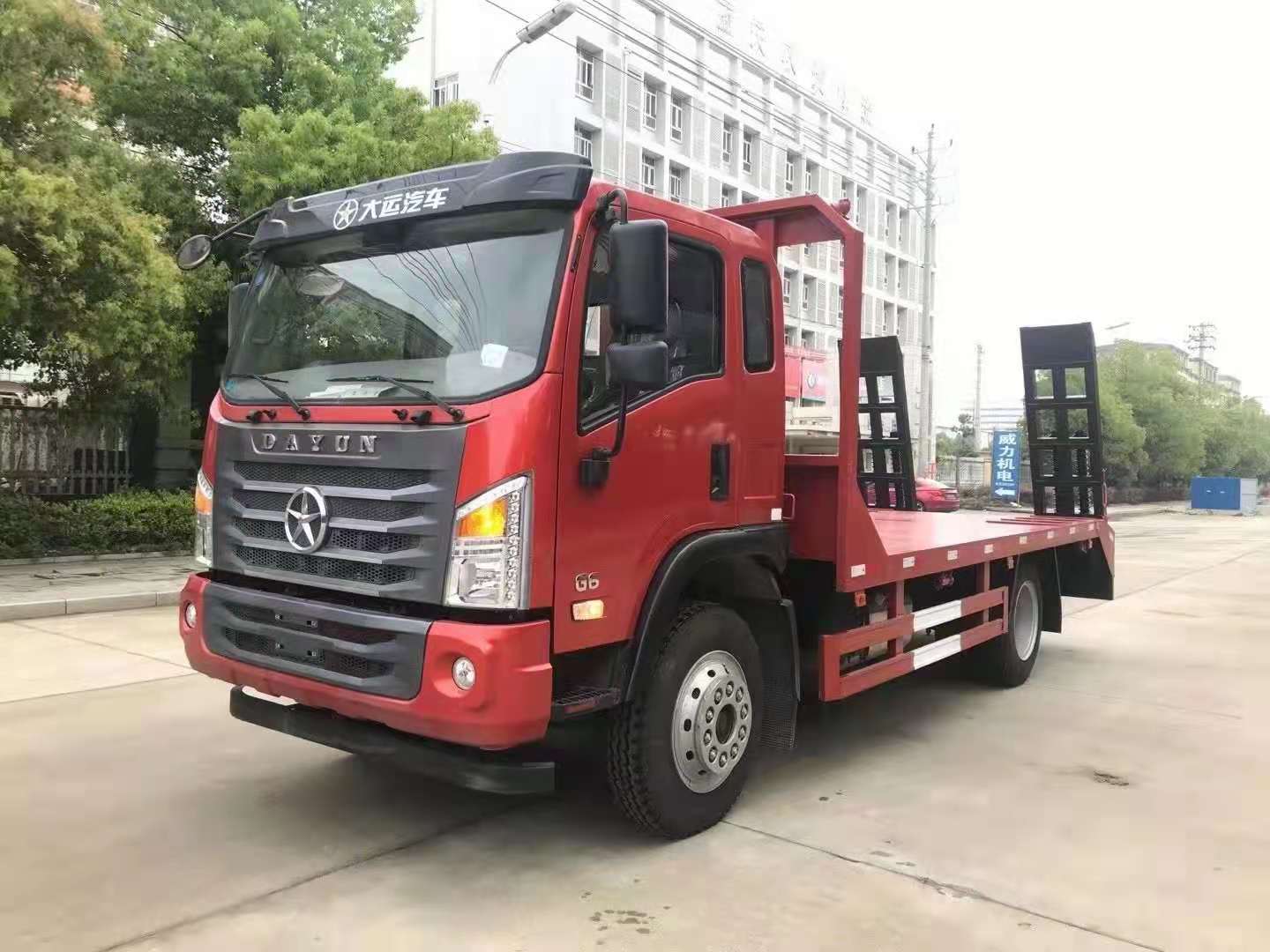 國(guó)六湖北大運(yùn)平板運(yùn)輸車(chē)