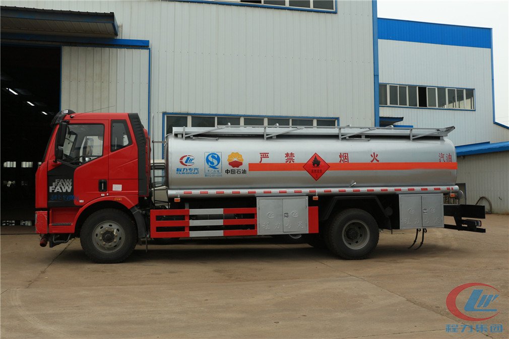 程力解放J6(15方)運(yùn)油車(chē)側(cè)面圖