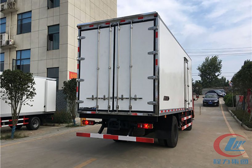程力集團東風天錦冷藏車（廂長6.1米）側(cè)面圖