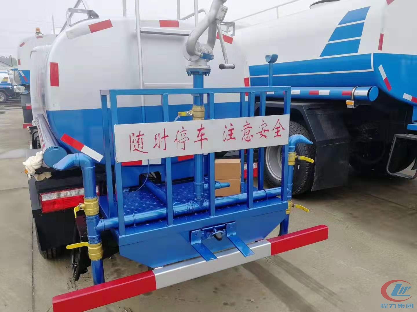 東風(fēng)多利卡D6灑水車(chē)側(cè)面圖